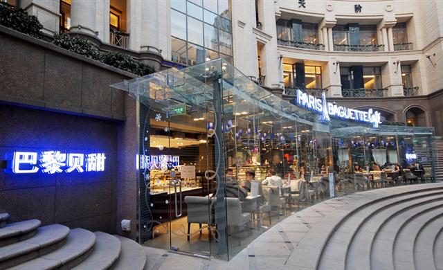 중국 베이징의 유명 쇼핑몰이자 관광지로 꼽히는 더 플레이스의 한가운데 자리 잡은 파리바게뜨 카페의 외관. SPC그룹 제공