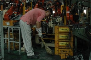 공장 가동률 50% 뚝… “월급 줄어 명절 어쩌나”