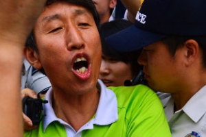 [통진당 압수수색] 문 잠그고 문서파쇄 포착… 밤늦게까지 격렬한 몸싸움 대치