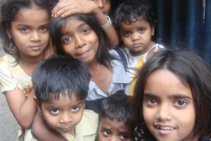 “우린 장미꽃밭에 있는 똥” 천진난만 동심은 사치였다