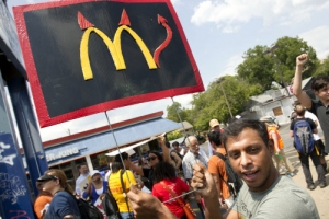 美 패스트푸드社 직원 시급 인상 시위