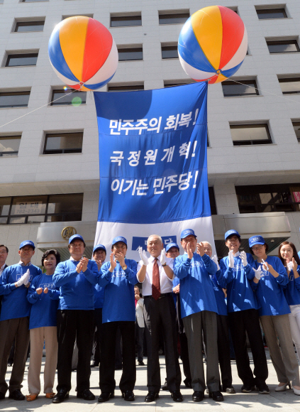 민주당이 2004년 이후 9년 만에 여의도로 당사를 옮기고, 당을 상징하는 색깔을 기존 노란색에서 옛 여당의 상징색이던 파란색으로 바꾸는 등 파격적으로 변신했다. 민주당 김한길(가운데) 대표 등 지도부와 당원들이 1일 새 당사인 서울 영등포구 대산빌딩 앞에서 열린 입주식에서 파란색 셔츠와 모자를 착용한 채 박수를 치고 있다. 