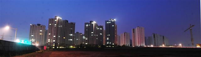‘8·28 전·월세 대책’에 따라 치솟는 전세금을 피해 아예 내집을 마련하려는 움직임이 일고 있다. 김포 한강신도시 신규분양 아파트에서 불빛이 새어나온다. 서울신문 포토라이브러리