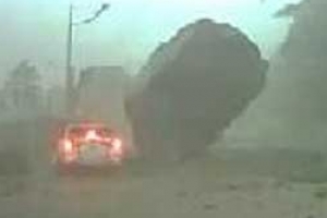 [영상]차량 덮친 집채만한 바위