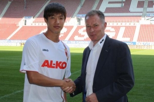 홍정호, 아우크스부르크 공식 입단…4년 계약