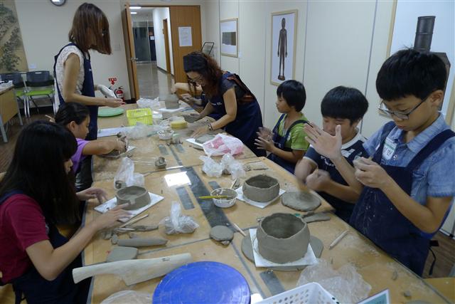 ‘왕의 죽음과 탄생-내가 왕이 되다’ 2기에 참여한 서울 수색초 학생들이 왕세자의 탯줄을 보관하던 태항아리를 만들고 있다.