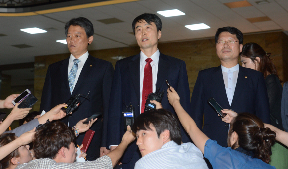 이석기 의원과 통진당 의원들이 본회의 참석을 위해 회의장으로 향하다 기자들 질문을 받고 있다. 안주영jya@seoul.co.kr