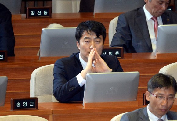 2일 이석기 통합진보당 의원에 대한 체포동의안이 국회에 제출된 가운데 이 의원이 이날 열린 정기국회 개원식에 참석해 자리를 지키고 있다. 이호정기자 hojeong@seoul.co.kr
