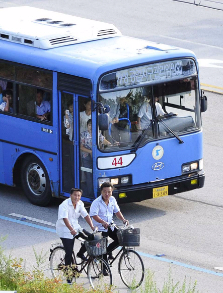 만원 버스로 자전거로…퇴근하는 개성공단 근로자들