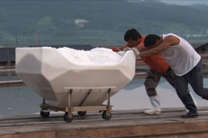 바닷물 부었다 졸였다 10차례… 보석으로 재탄생한 천일염