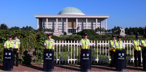 이석기 통합진보당 의원의 체포동의안 표결이 예정된 4일 국회 앞에서 경찰들이 만일의 사태에 대비해 경계근무를 서고 있다.  연합뉴스