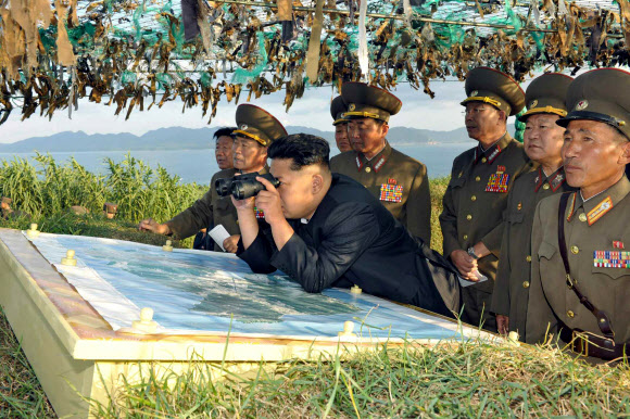 북한 김정은 국방위원회 제1위원장이 백령도 타격부대인 서해 최전방의 월내도방어대를 시찰했다고 노동신문이 4일 전했다.  연합뉴스