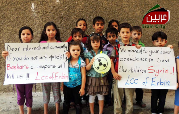 시리아 어린이들 ‘구해주세요’ 영어로 적힌 종이를 들고 서 있다. AP 연합뉴스