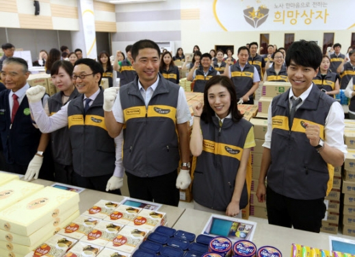 KB국민은행 이건호 은행장(왼쪽 세번째), 박병권 노조위원장과 가수 이승기(오른쪽)<br>연합뉴스