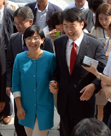 이정희(왼쪽) 통합진보당 대표와 이석기 의원이 4일 오후 국회 본회의장에 들어서면서 밝게 웃고 있다. 정연호기자 tpgod@seoul.co.kr