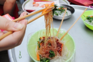 보소, 올 한가위 고향 내려오믄 추억 총총 썰어, 인심 푹푹 끓인 시장통 국시 한그릇 먹으러 오소