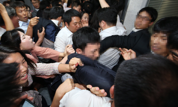통합진보당 이석기 의원 체포동의안이 4일 국회에서 통과된 후 국가정보원 직원들이 이날 밤 국회 의원회관 사무실에 있던 이 의원에 대한 구인을 시도하자 진보당 관계자들이 막아서면서 몸싸움을 벌이고 있다. 국정원 직원들의 얼굴은 모자이크 처리됐다. 안주영 기자 jya@seoul.co.kr
