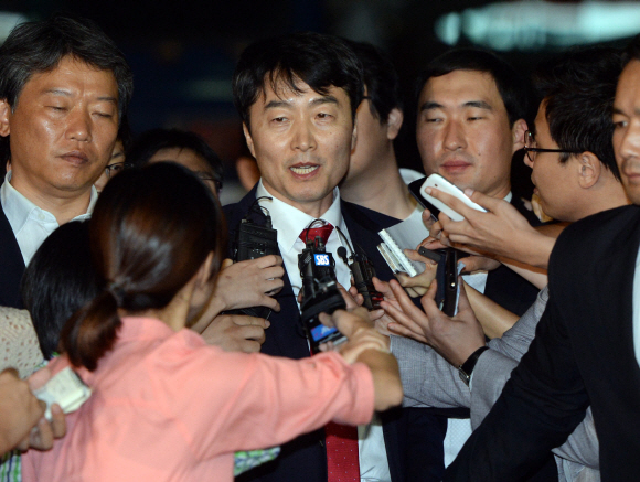 국회 본회의에서 체포동의안이 처리된 통합진보당 이석기의원이 4일 밤 수원북부경찰서로 들어가며 기자들의 질문에 답하고 있다.  정연호 tpgod@seoul.co.kr