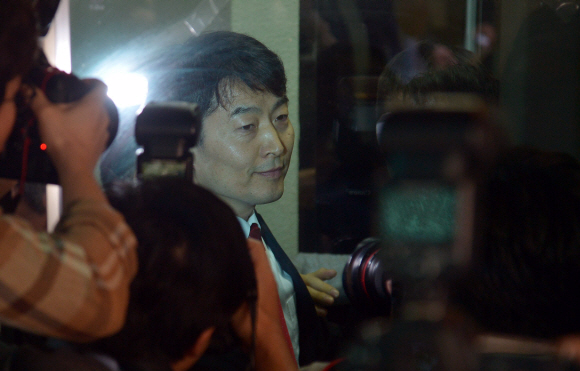 내란음모 혐의를 받고 있는 통합진보당 이석기 의원이 5일 오전 구속영장 실질심사를 받기 위해 수원지법으로 향하고 있다.  박지환 popocar@seoul.co.kr