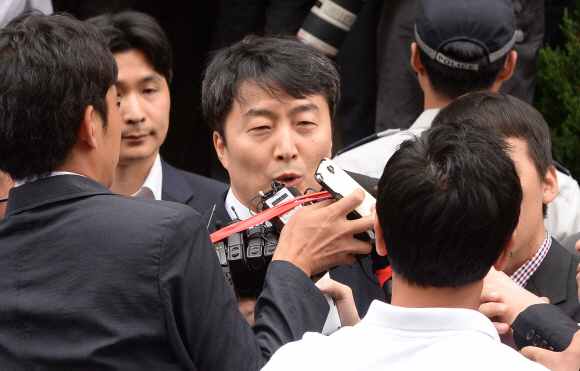 이석기 통합진보당 의원이 경기도 수원시 수원지방법원 법정에서 영장실질심사를 마친뒤 나오고 있다. 박지환 popocar@seoul.co.kr