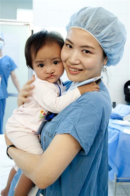 베트남 오지 마을 어린이들을 대상으로 한 SK그룹의 ‘베트남 얼굴 기형 어린이 무료 수술’은 해외 사회공헌 활동의 모범 사례로 평가받고 있다. SK그룹 제공