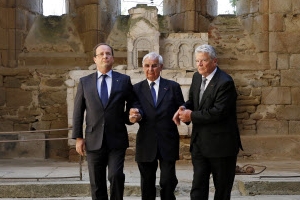 독일 대통령, 나치 대학살 생존자 손 잡고 용서 빌다