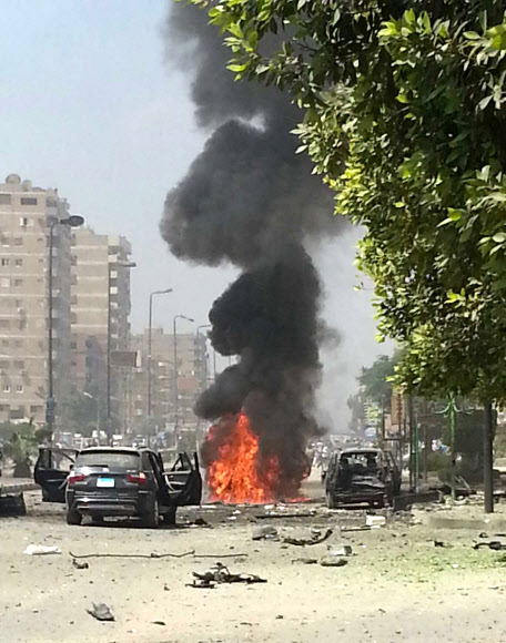 이집트 내무장관 겨냥 차량테러… 24명 사상 