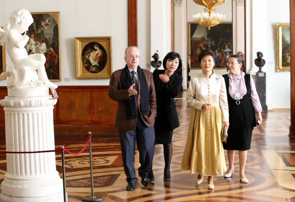 러시아 상트페테르부르크 G20 정상회의에 참석했던 박근혜 대통령이 베트남 국빈방문에 앞서 7일 오전(현지시간) 에르미타쥐 미술관을 방문하고 있다.