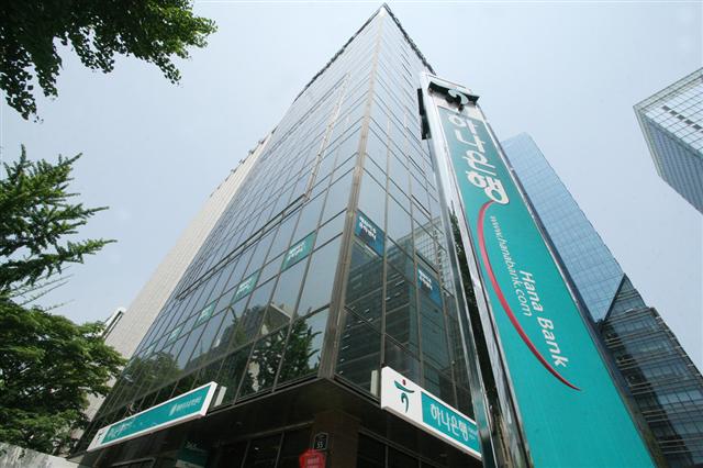 하나금융지주는 글로벌 네트워크를 확대하고, 스마트금융 부문의 경쟁력을 강화해 미래 성장엔진으로 삼겠다는 목표를 세우고 있다. 사회적 책임경영을 실현하기 위한 ‘행복나눔위원회’도 운영 중이다. 사진은 서울 중구 을지로에 위치한 하나금융지주 본사. 하나금융지주 제공