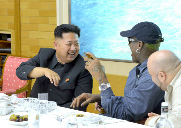 김정은(왼쪽) 북한 국방위원회 제1위원장이 지난 3일 방북한 미국 프로농구(NBA) 출신 데니스 로드먼(오른쪽에서 두 번째)을 만나 환한 표정으로 대화하고 있다. 북한 노동신문은 이 사진을 지난 7일자 2면에 게재했다. 연합뉴스
