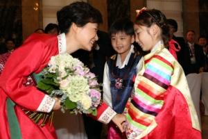 朴대통령 경협간담회로 베트남세일즈외교 착수