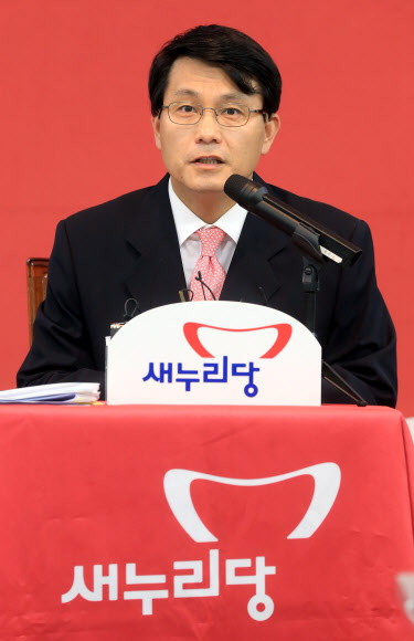 현안 입장 밝히는 윤상현 원내수석부대표 윤상현 새누리당 원내수석부대표가 8일 오후 서울 여의도 당사에서 기자간담회를 열고 각종 현안에 대한 입장을 밝히고 있다.  연합뉴스