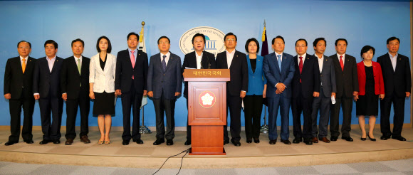 새누리당 초선의원들, 정기국회 정상화 촉구 회견 새누리당 초선의원들이 9일 오전 국회 정론관에서 정기국회 정상화 촉구 기자회견을 하고 있다. 연합뉴스