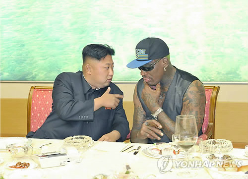 북한 김정은 국방위원회 제1위원장이 방북 중인 미국프로농구(NBA) 출신의 데니스 로드먼을 만나 대화를 나누고 있다.<<연합뉴스DB>>