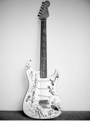 총 경매가 370만 달러(약 41억 1000만원)를 기록하며 ‘세계에서 가장 비싼 기타’가 된 펜더 사의 ‘Reach out to Asia Fender Stratocaster’