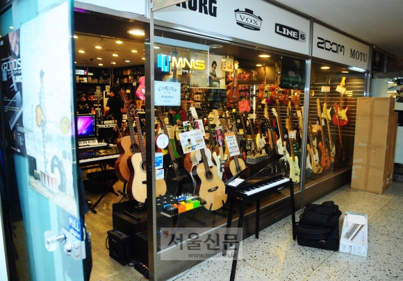 5일 서울 종로구 낙원상가 내 기타 전문 매장. 줄지어 늘어선 기타들로 가득하다.