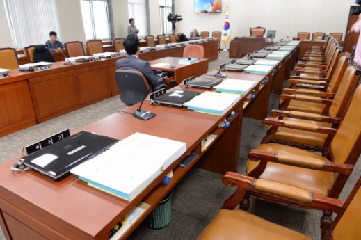 여야 평행선…정기국회 개점휴업