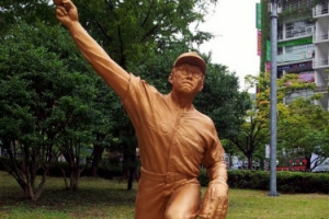 무쇠팔 투수 故최동원 동상 건립