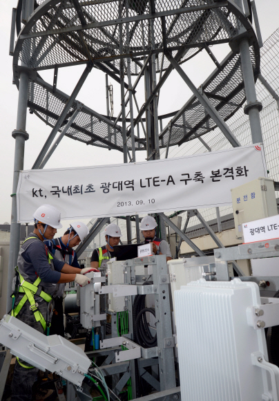 KT 네트워크 기술진이 10일 서울 종로구 세종로 KT 광화문 사옥에서 광대역 롱텀에볼루션-어드밴스트(LTE-A) 서비스 상용화를 위해 장비를 교체하고 있다. 광대역 LTE-A는 단말기 교체 없이 2배 빠른 속도를 구현한다는 장점이 있다고 회사 측은 설명했다. KT는 주파수 경매에서 할당받은 1.8㎓대역 자사 인접 주파수 블록과 기존 주파수 블록을 합쳐 광대역 LTE 서비스도 함께 시작할 방침이다. 박지환 기자 popocar@seoul.co.kr