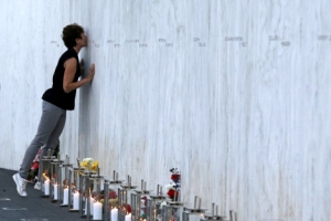 9·11테러 12주년… 추모의 입맞춤