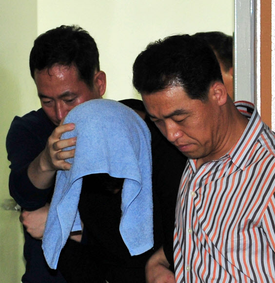 포항에서 검거된 함평 30대 여성 살인사건 용의자 신모(42)씨가 함평경찰서로 이송되고 있다. 연합뉴스