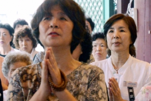 [포토] 수능 D-50, 두손 모은 모정