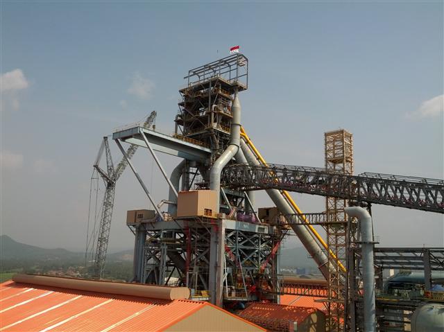 건설이 마무리 단계인 고로 공장. 올 12월 말 화입이 이루어지면 동남아시아 최초의 고로가 등장하는 셈이다. 2011년 10월 타설된 용광로 본체의 기초 1단은 가로 30.2m, 세로 46.2m, 높이 2.5m의 크기를 자랑한다.