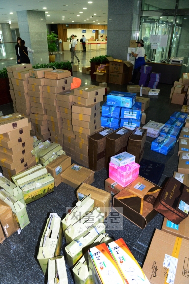 국회 파행에도… 의원회관에 쌓이는 추석 선물들