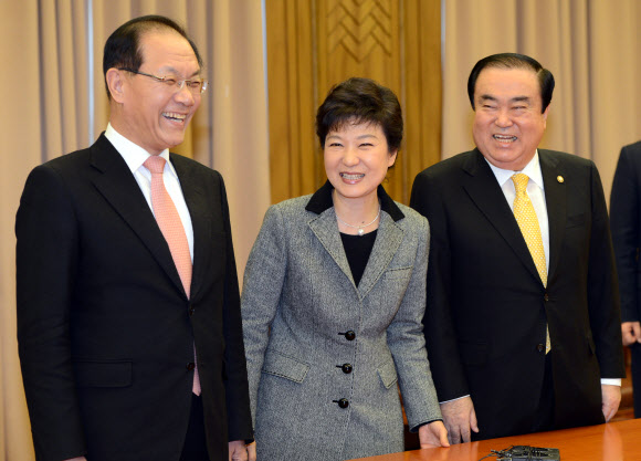 朴대통령-여야대표 16일 회담 박근혜 대통령과 새누리당 황우여 대표, 민주당 김한길 대표간 ‘3자 회담’이 16일 국회에서 열린다. 민주당은 13일 회담 제의를 수용키로 했고 청와대와 새누리당은 이를 적극 환영했다. 사진은 박근혜 대통령 당선인과 새누리당 황우여 대표, 민주통합당 문희상 비상대책위원장이 지난 2013년 2월 7일 국회에서 북한의 핵실험 위협 고조에 대응하기 위해 긴급 3자회동하는 모습.    2013.9.13 << 연합뉴스 DB, 인수위사진기자단 >>