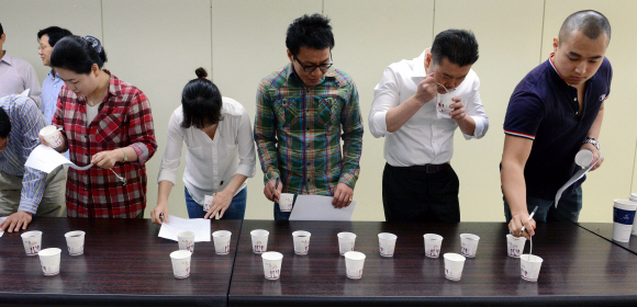 13일 서울 중구 태평로1가 서울신문사 3층 편집국 대회의실에서 본지 기자들이 커피 전문가들과 함께 커피 블라인드 테스트를 하고 있다. 