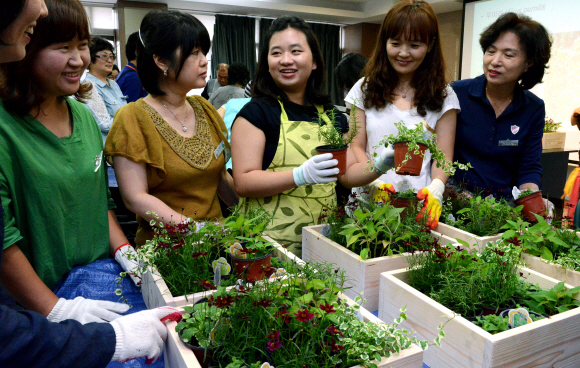 수원여자대학교 평생교육원 조경가든대학 5기생들이 정원의 서수현 강사 (가운데)로 부터 식물의 식재과정을 배우고 있다. 이종원 선임기자 jongwon@seoul.co.kr