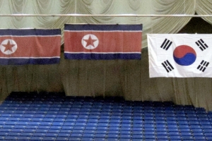 평양서 첫 애국가… 北관중 태극기·애국가에 예 갖춰