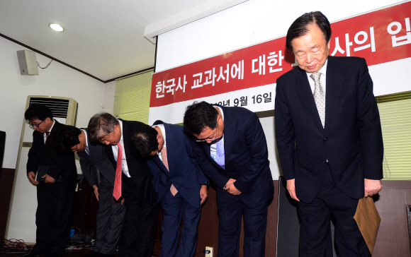 교학사 양진오(오른쪽에서 두 번째) 대표이사를 비롯한 임원들이 16일 서울 마포구 본사에서 기자회견을 마친후 인사하고 있다. 양 대표는 한국사 교과서 발행을 취소하지 않고 교육부의 수정·보완 방침을 따르겠다고 밝혔다. 정연호 기자 tpgod@seoul.co.kr