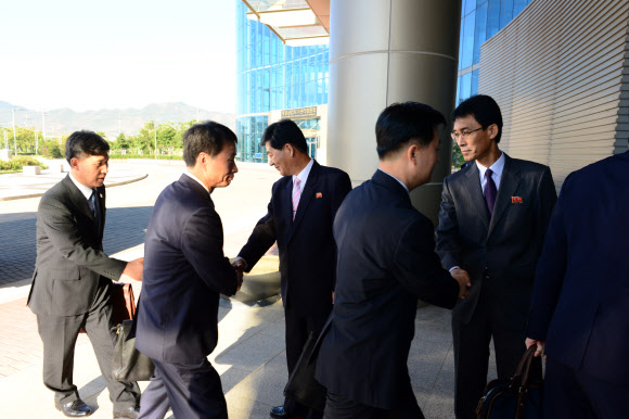 16일 개성공단 종합지원센터에서 열린 개성공단 남북공동위원회 3차 회의에 앞서  남북 대표단이 악수하고 있다.  연합뉴스